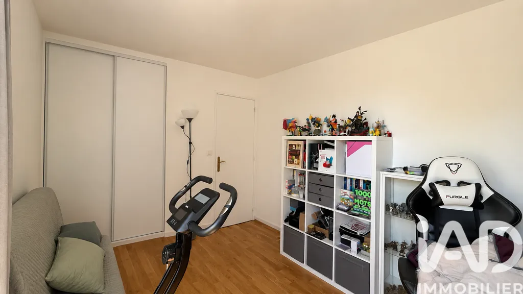 Bedrooms - 3-Bedroom Apartment with Private Parking in Eaubonne