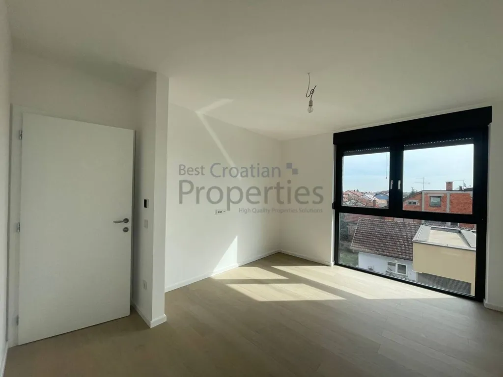 Pièces - 4-Bedroom Apartment with Balcony in Velika Gorica
