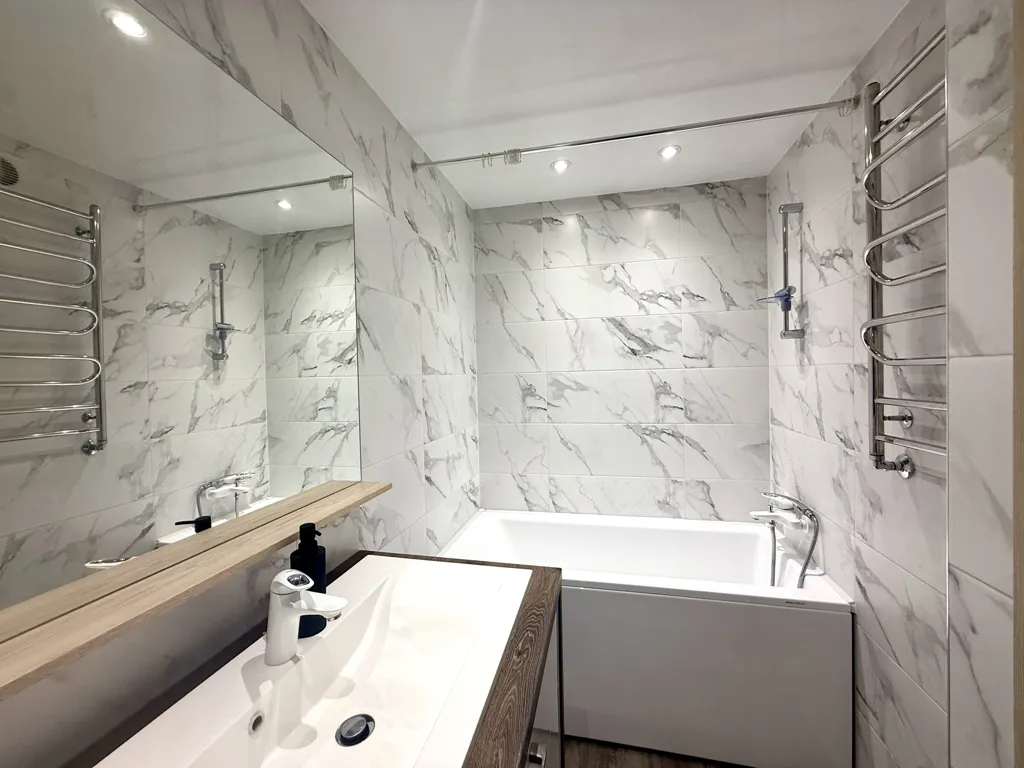 Bagni - Modernised 2-Bedroom Flat with Garden Access