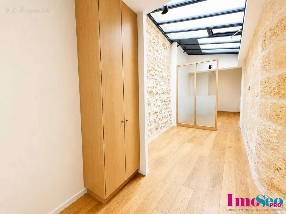 Ingresso - Commercial Property near Bordeaux's Triangle d'Or