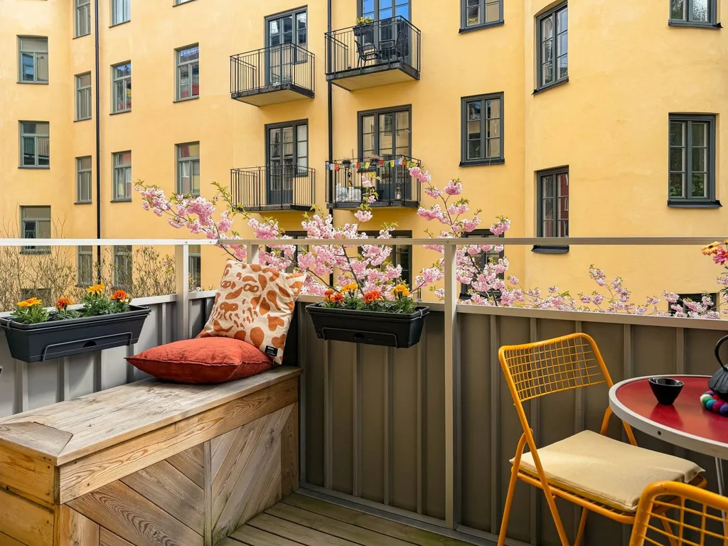 Rõdu - Charming Two-Bedroom with South-Facing Balcony in Söder