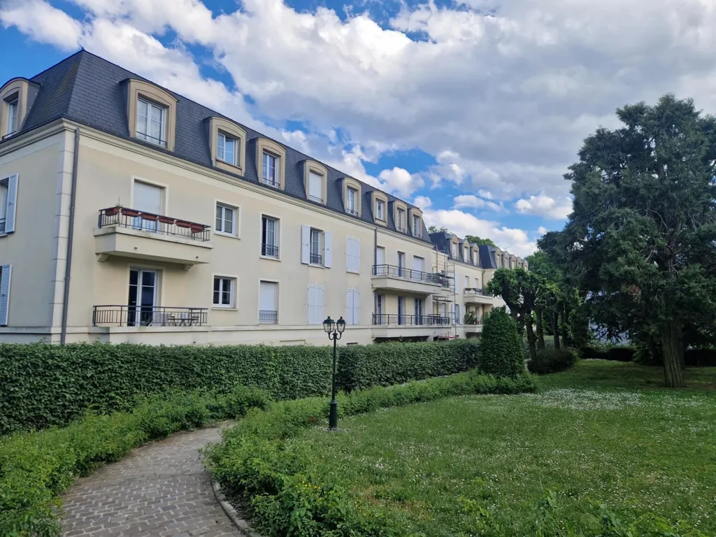 Exterior - 2-Bedroom Flat with Private Garden in Thiais Centre