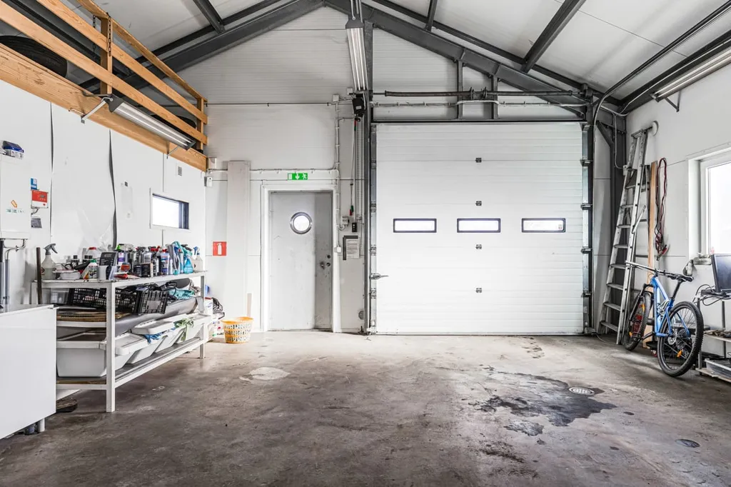 Garage - Industrial Unit with Workshop in Central Emmaboda