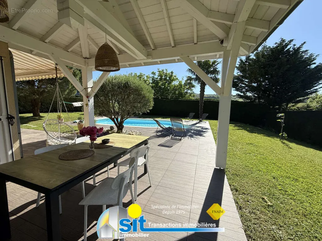 Terrasse - Villa avec Piscine et Jardin à Reventin-Vaugris
