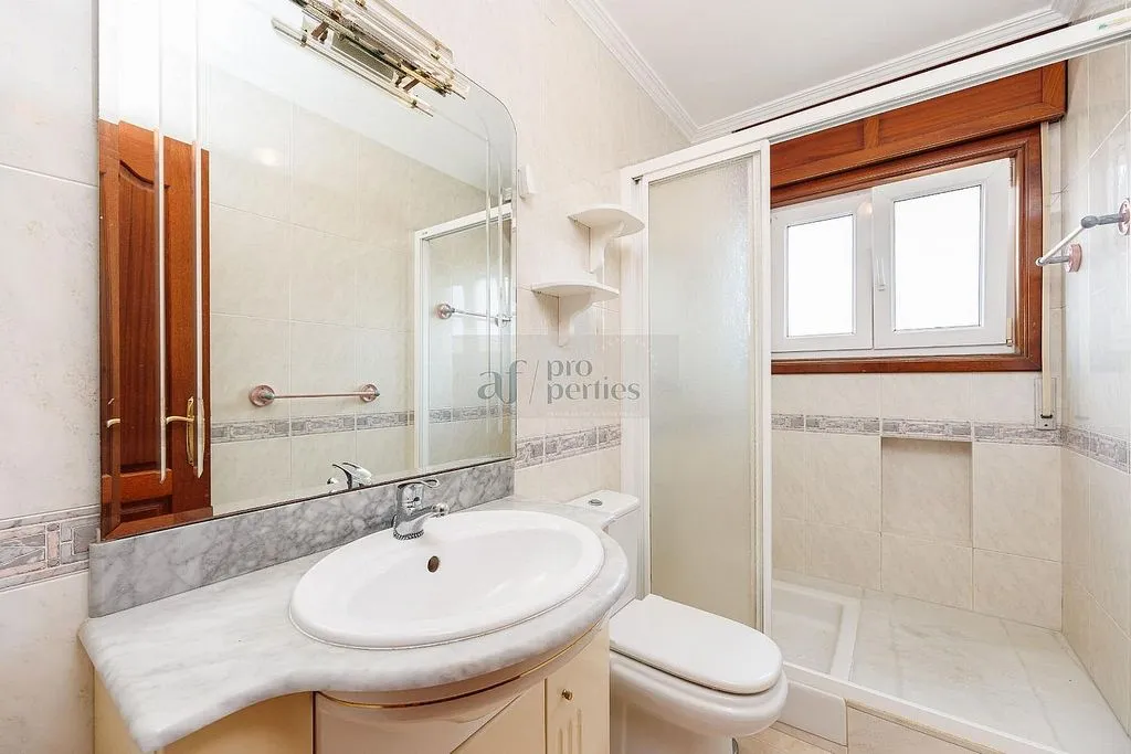 Bathrooms - Chalet with Terrace and Sea View in Nigrán
