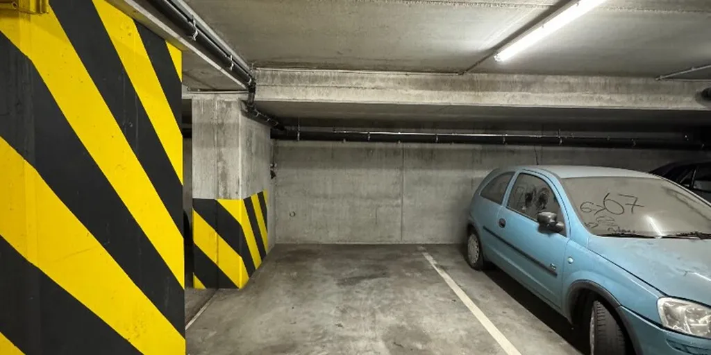 Garage - Studio avec Salle de Nuit à Evere, Vue Imprenable