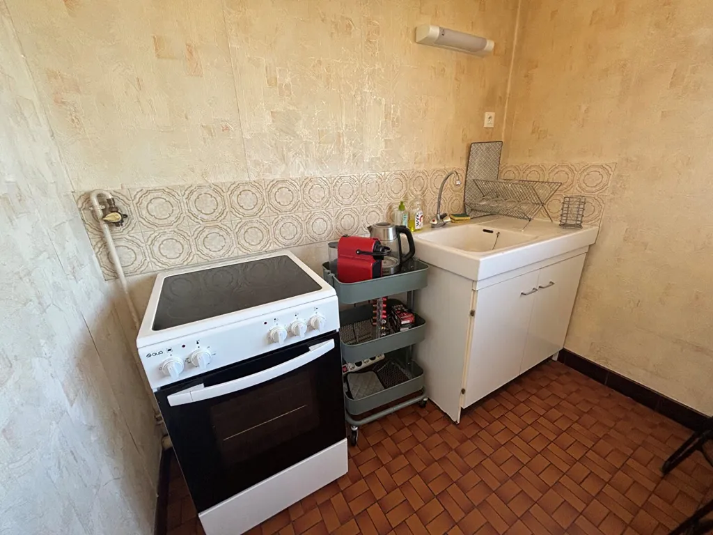 Kitchen - Spacious 1-Bed Flat with Parking in Quiet Area