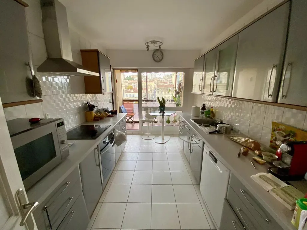 Kitchen - Luxury Apartment with City View in Marseille