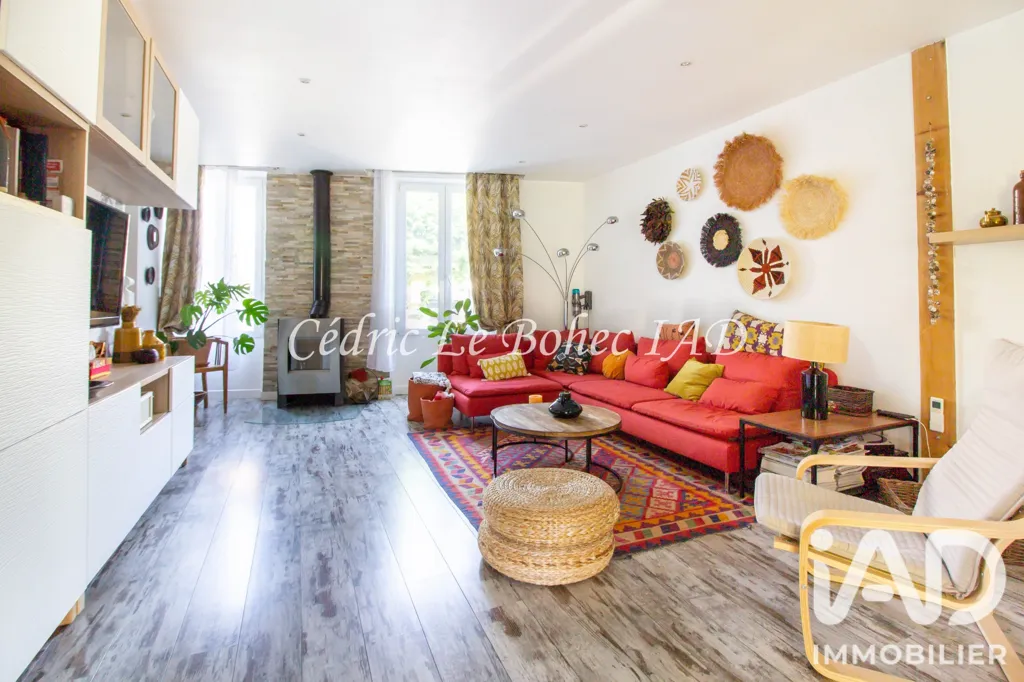 Living Room - Family House with Pool in Saint-Leu-La-Forêt