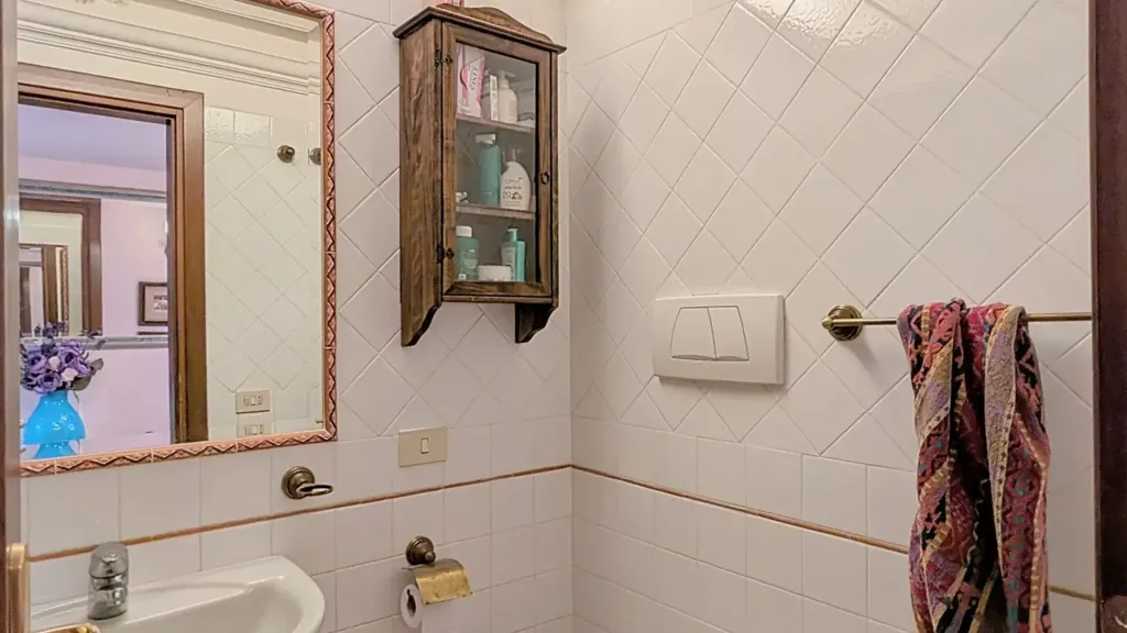 Salles de bain - Historic Trilocale in Nettuno's Medieval Quarter