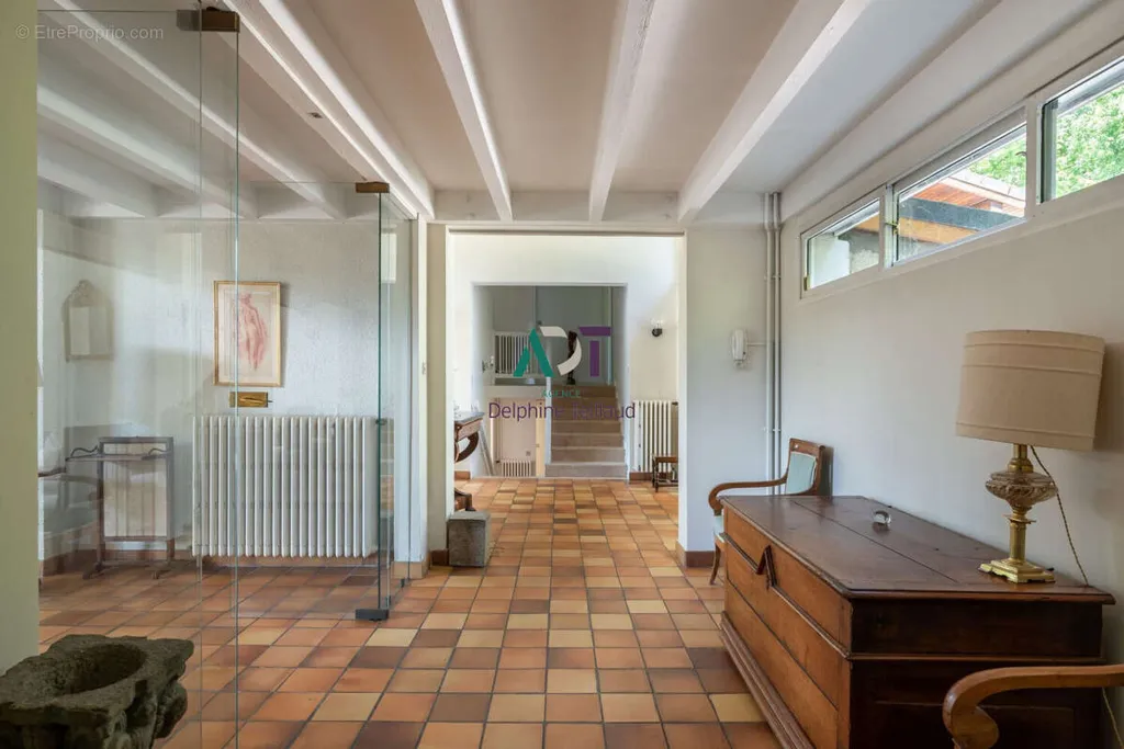 Entrée - Maison d'Architecte avec Piscine à Saint-Ismier