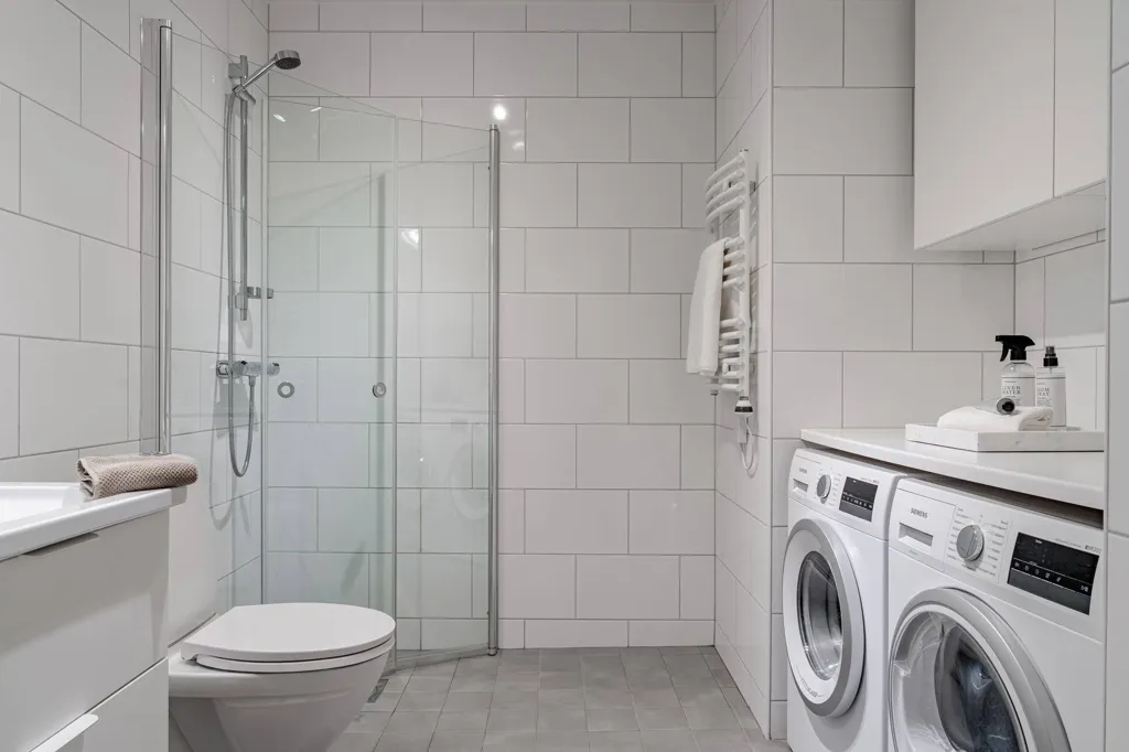 Bathrooms - Modern Flat with Balcony in Mariastaden, Helsingborg