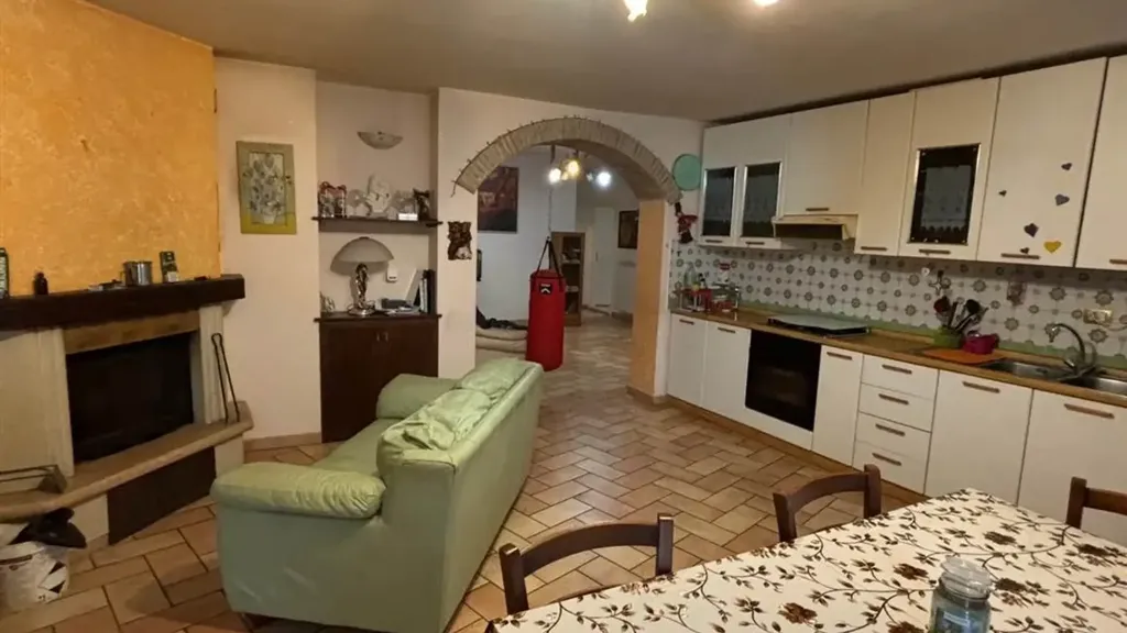 Cuisine - Rustic Ground Floor Apartment with Private Garden in San Severino Marche