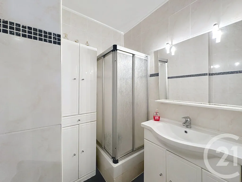 Vannitoad - 4-Piece Flat with Parking in Thiais