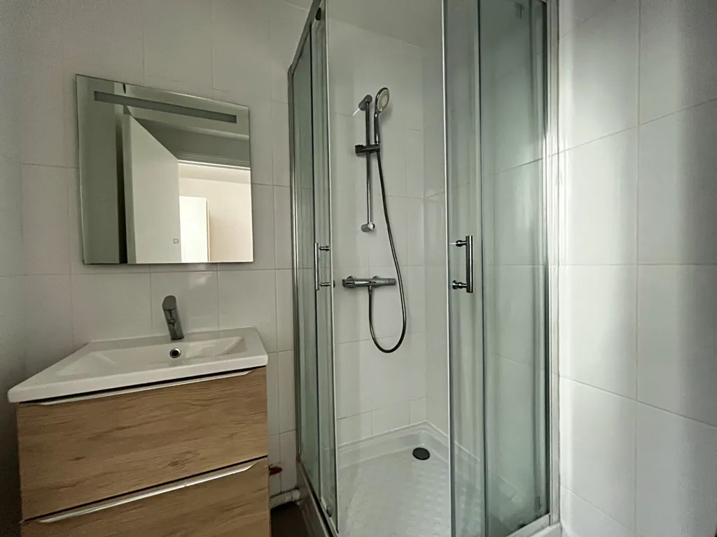 Bagni - 2-Bedroom Flat with Garden View in Suresnes