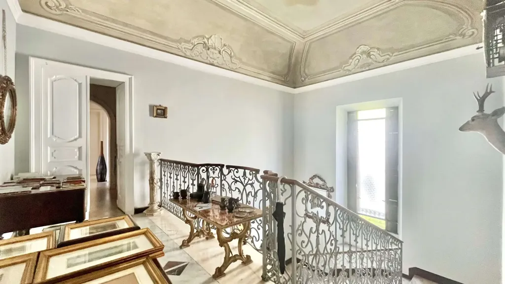 Hallway - Historic Villa with Private Garden in Intra