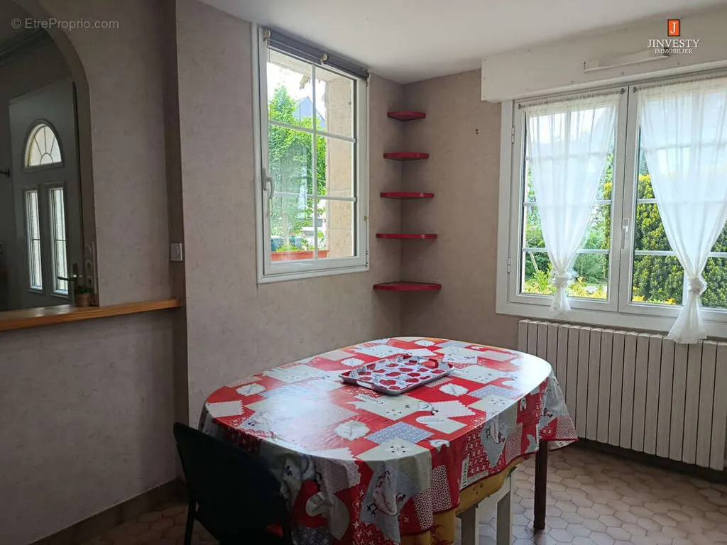 Dining Room - House with Jacuzzi in Caudan