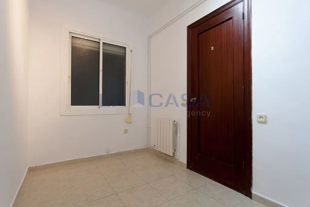 Esik - Flat with Balcony in Camp del Arpa, Barcelona