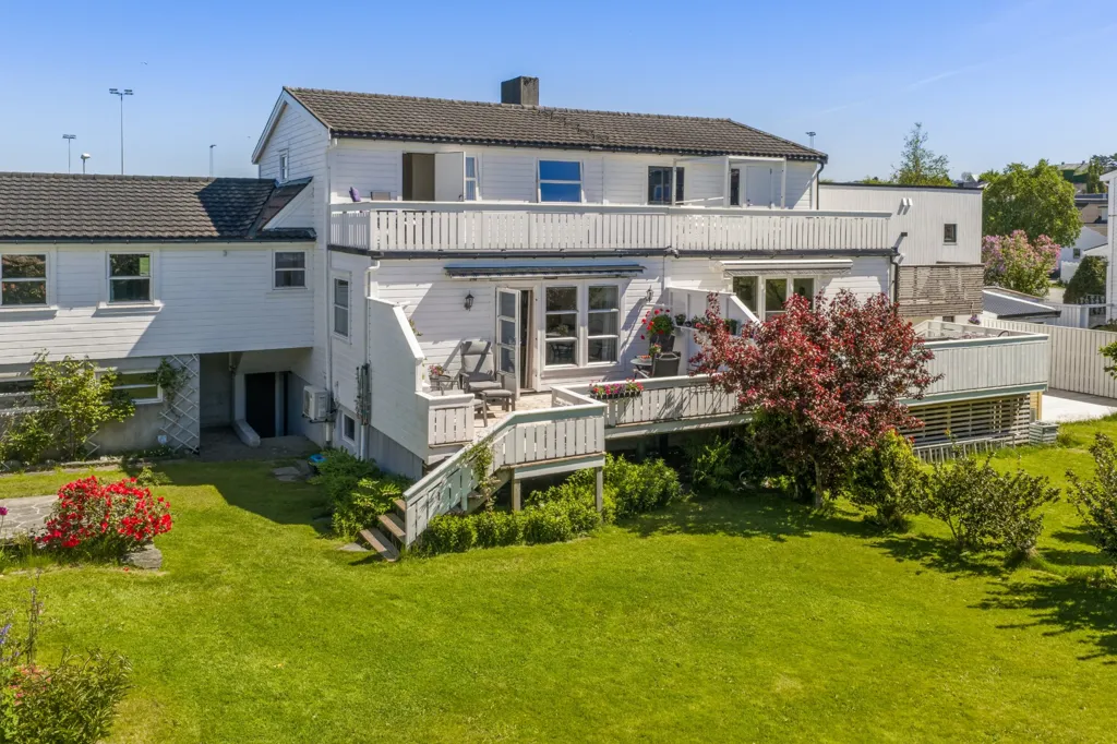 Vue aérienne - Three-Storey Townhouse with Sea View in Sola