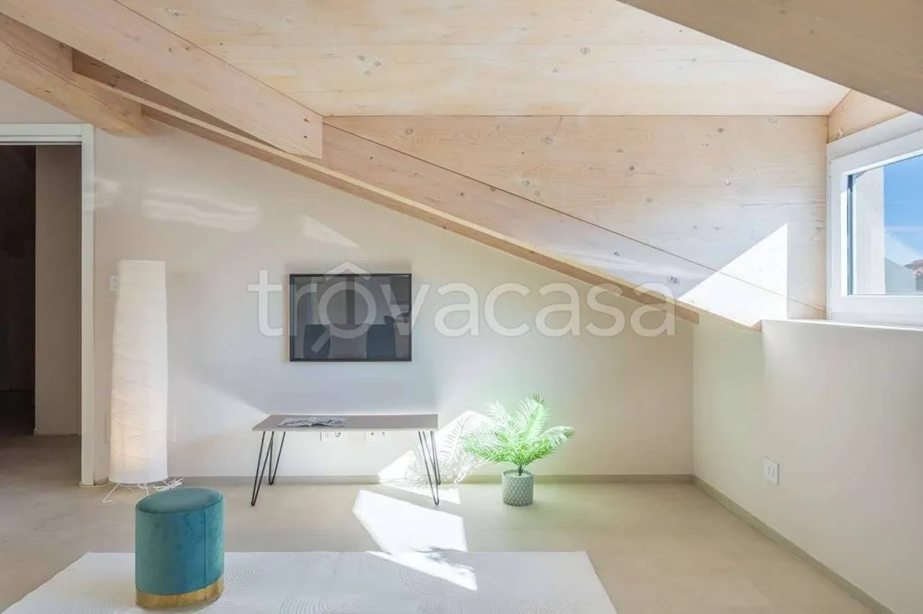 Pièces - Mansard Apartment with Lift in Busca