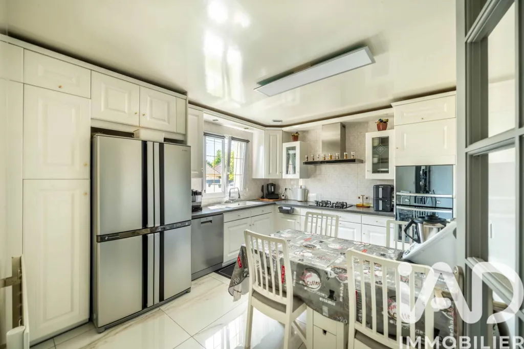 Cuisine - Maison de 8 Pièces avec Terrasse et Jardin
