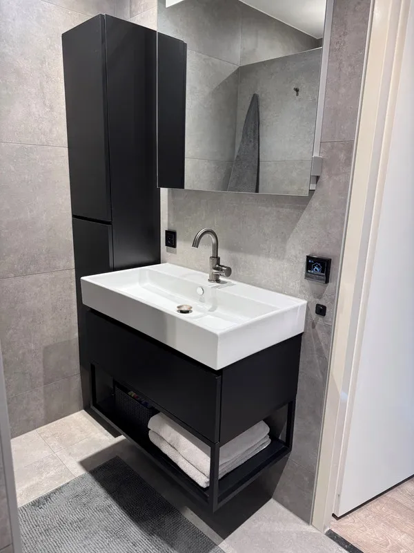 Bathrooms - Modernised House with Garden in Hoorn
