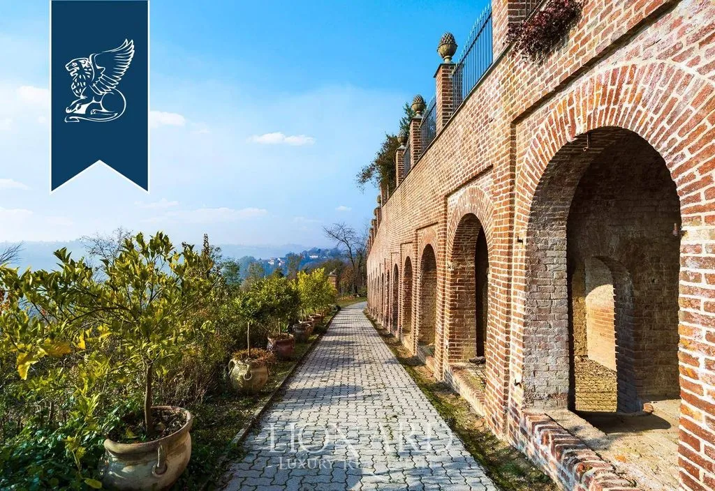 Jardin - 17th-Century Castle with Pool in Monferrato