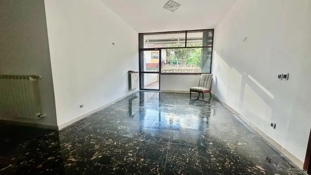 Bureau - Apartment with Private Garden in Carrara