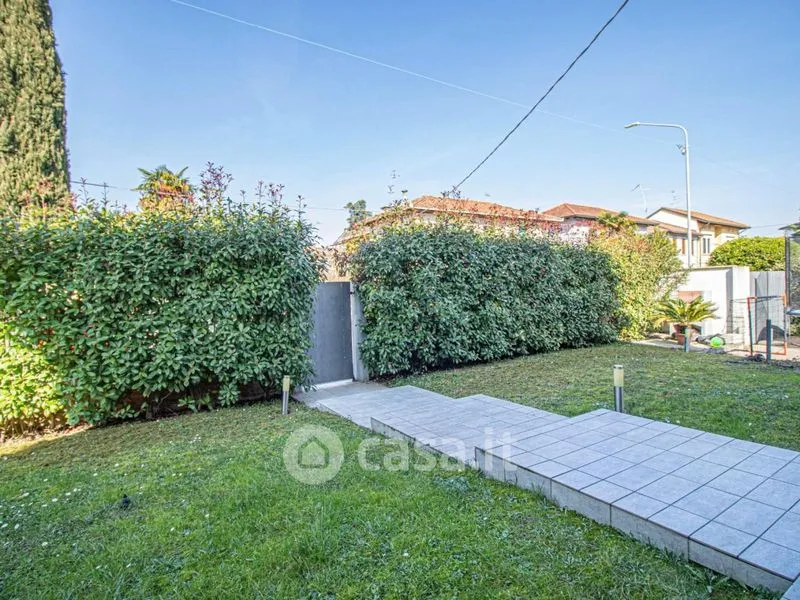 Jardin - Rearranged Bifamiliar with Garden in Udine