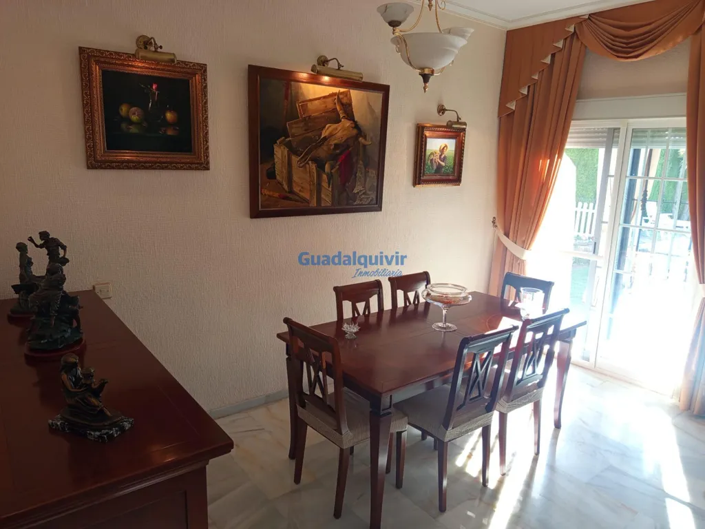 Dining Room - Independent Chalet with Pool in Cerros de Montequinto