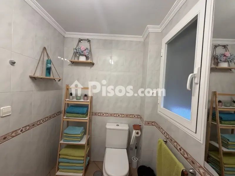 Bathrooms - Spacious Central Flat with Balcony in Calle de la Acequia