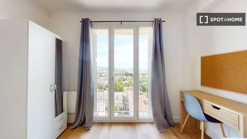 Chambres - Appartement à Louer à Marseille