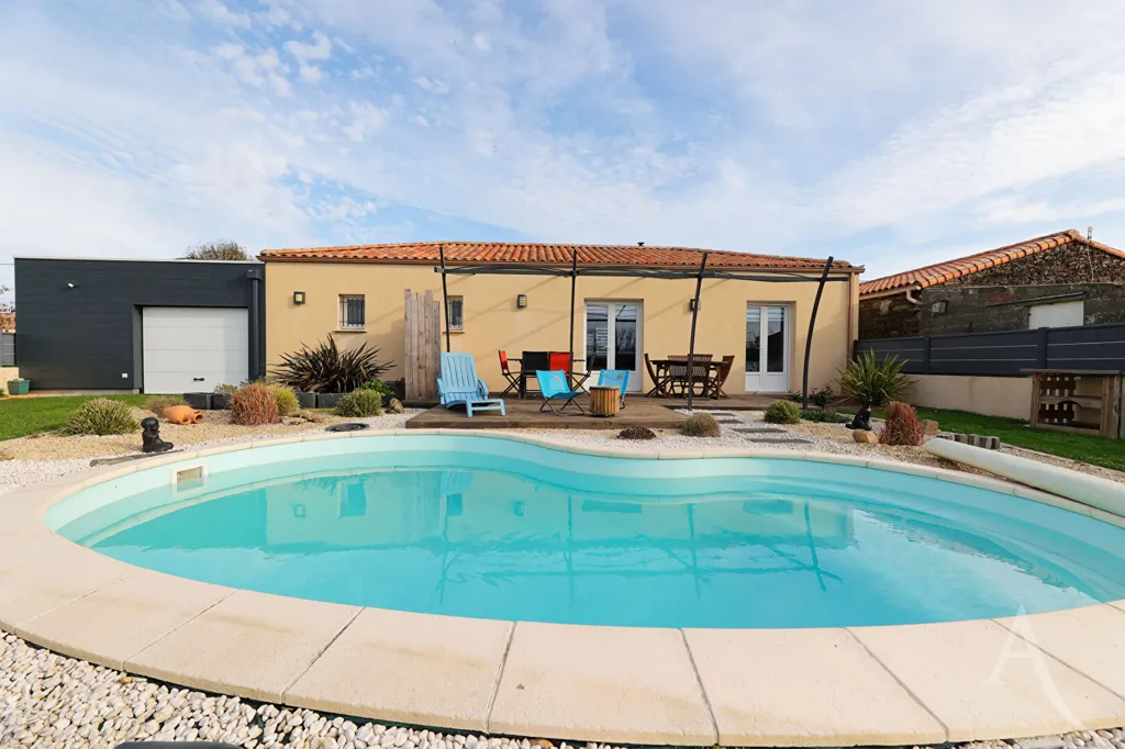 Piscine - Maison Rénovée avec Piscine à Chavagnes-en-Paillers