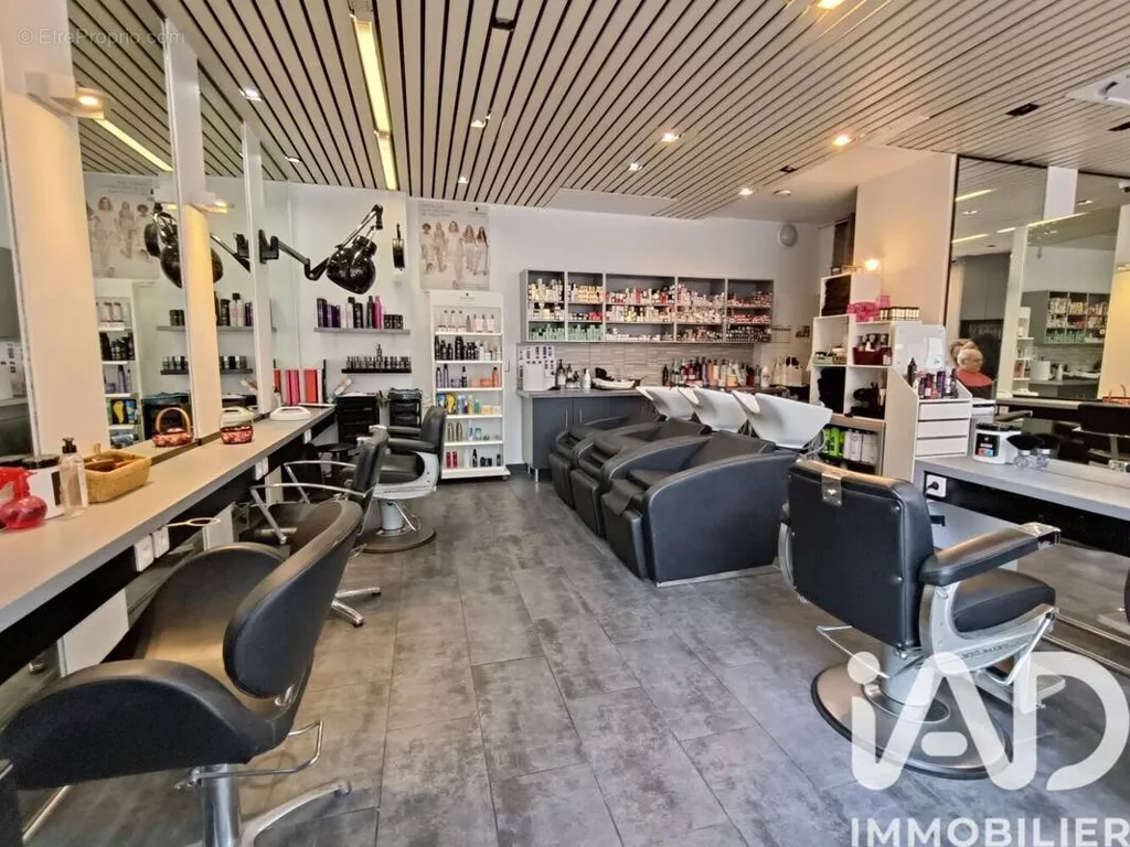 Rooms - Coiffure Salon with High Ceilings in Courbevoie