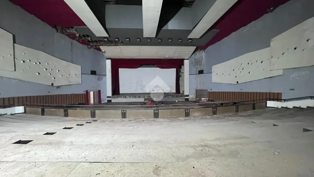 Pièces - Former Cinema with Dual Access in Mesagne