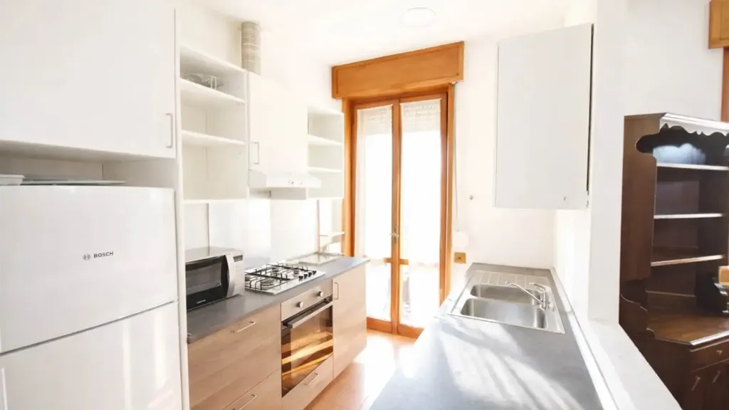 Cuisine - Spacious Apartment with Balcony in Piacenza