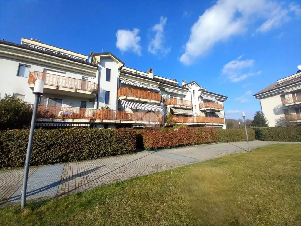 Välivaade - Top-Floor Flat with Balconies in Vittuone