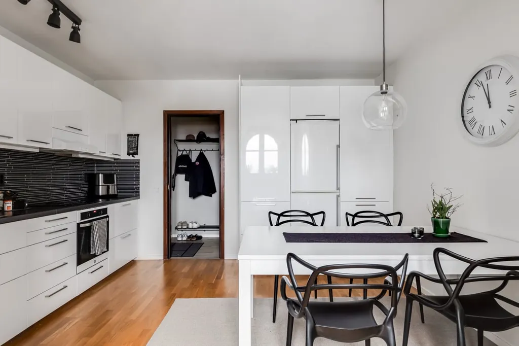 Dining Room - Charming Two-Bedroom Flat with Balcony in Central North
