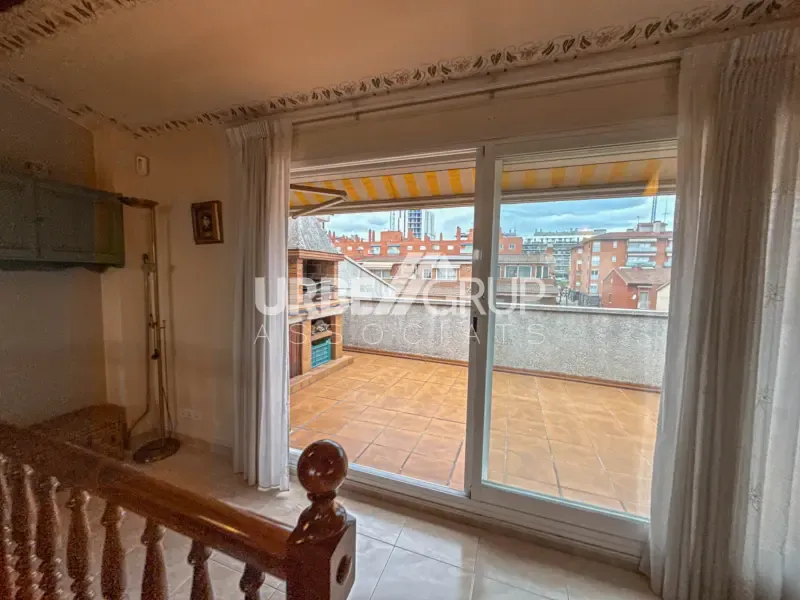 Rõdu - Detached Corner House with Multiple Terraces in Martorell