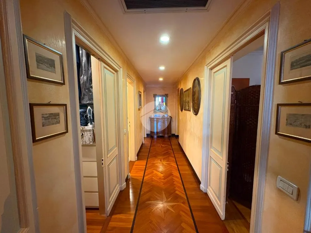 Hallway - Spacious 6-Room Apartment in Genoa