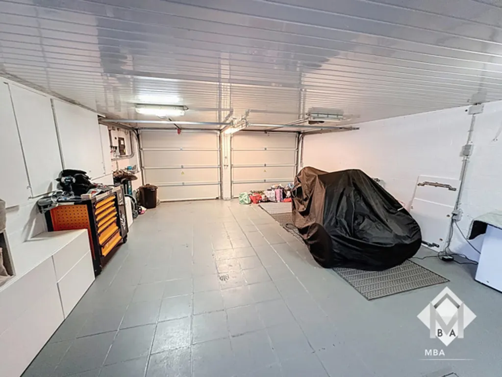 Garage - Villa avec Panneaux Solaires et Jardin à Awans Othée
