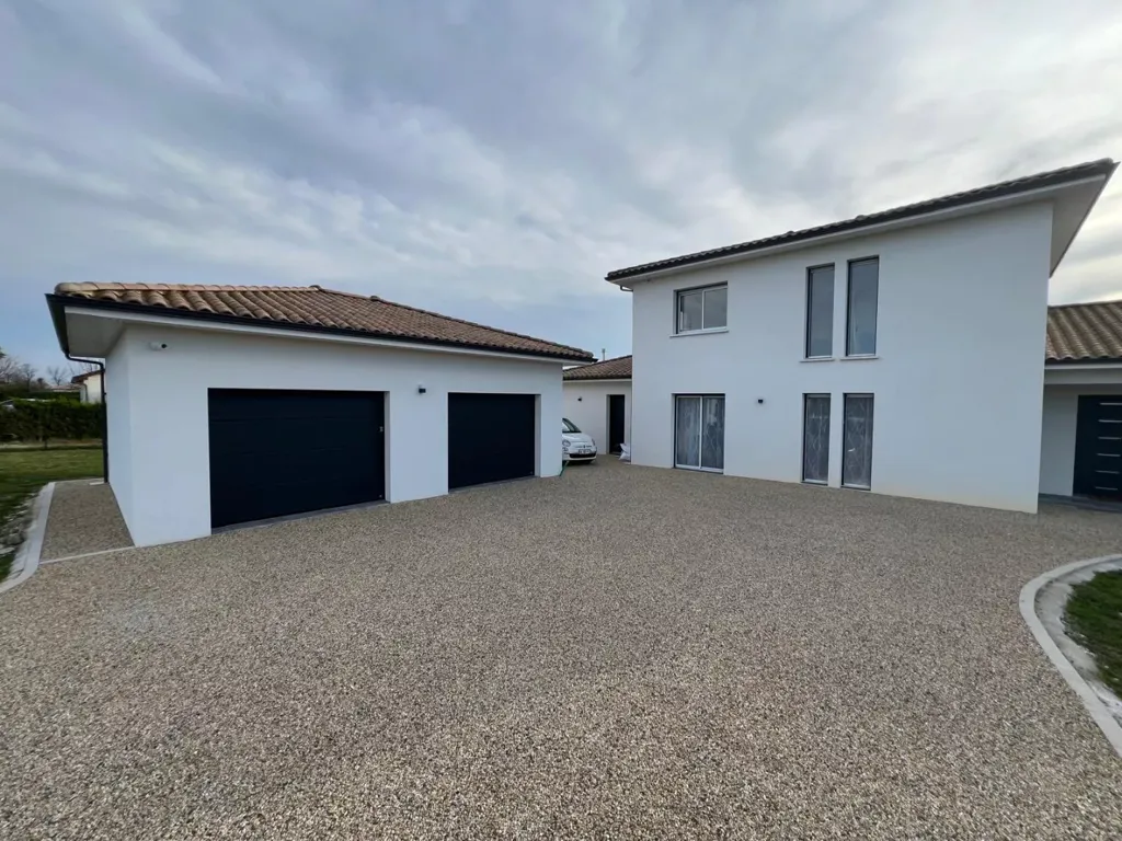 Extérieur - Maison Contemporaine avec Prestations Haut de Gamme à Proximité des Commodités