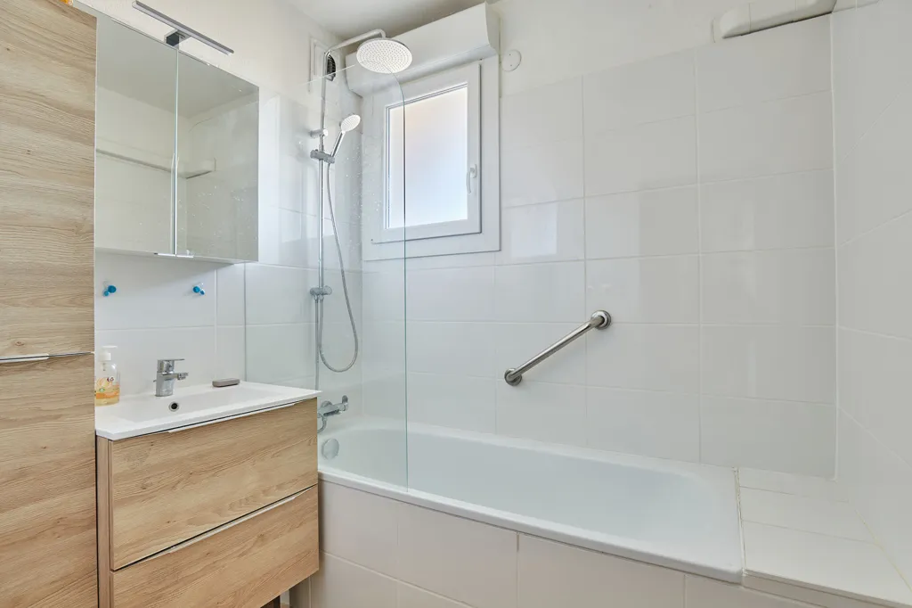 Salles de bain - Appartement Traversant avec Terrasse à Aix-en-Provence