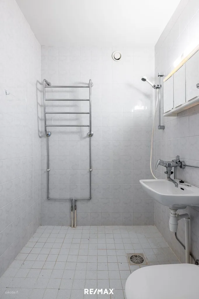 Salles de bain - Bright Two-Bedroom Flat with Garden View in Kirkkonummi