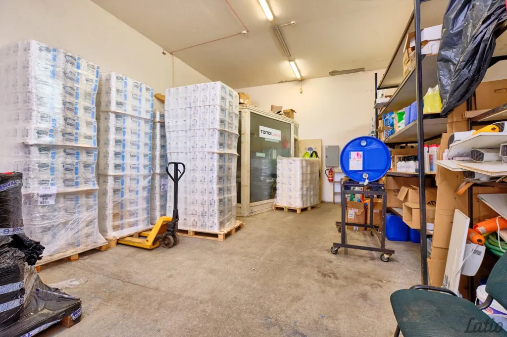 Pesuköök - Commercial Space with Extensive Asfaltēta Area in Riga