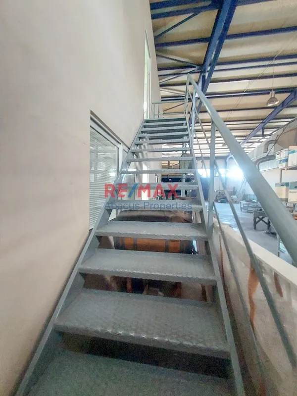 Rooms - Industrial Space with Workshop in Mandra