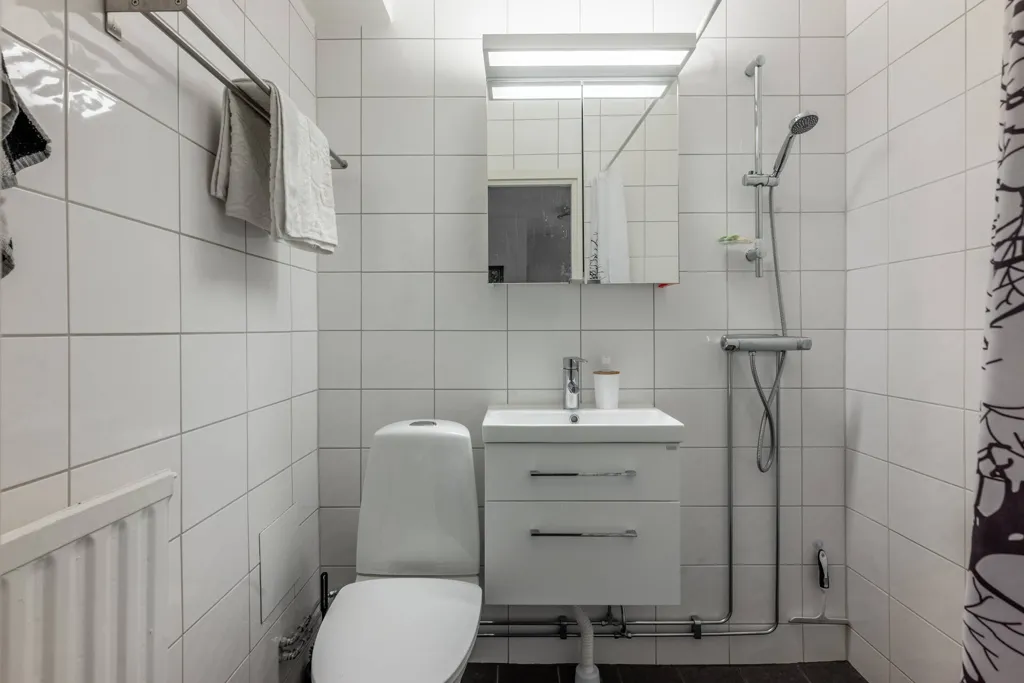 Salles de bain - Spacious 2-Bedroom Apartment with Lift in Borås