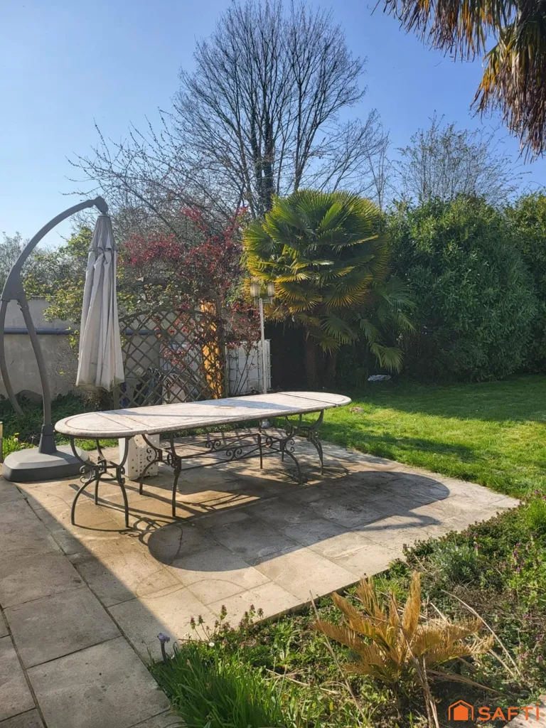 Aed - Characterful House with Pool in Town Centre