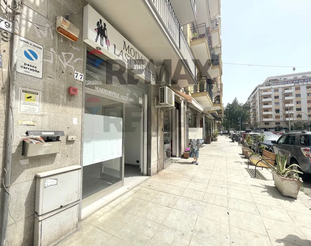 Exterior - Commercial Space with Vitrine in Palermo