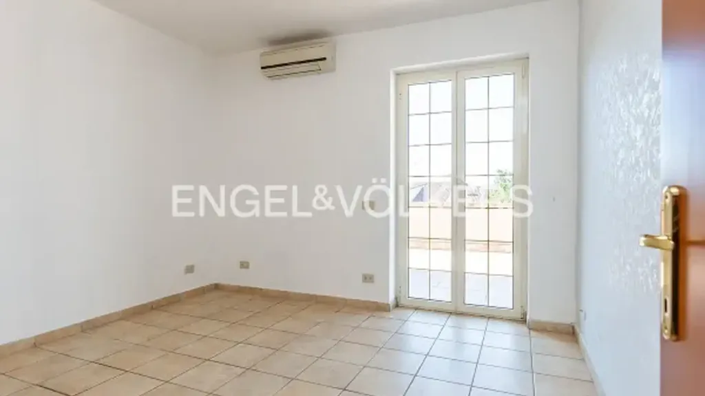 Pièces - Villa with Three Apartments in Guidonia Montecelio